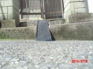 自転車を上るため簡易スロープを設置しました。