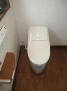 シャワートイレ一体型便器に交換。フチレス形状で毎日の掃除も簡単に。