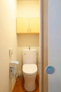 2階にトイレを新設しました。スペースを考え、扉は引き戸に。