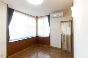和室壁を珪藻土に、大きな出窓には内窓を設置しました。