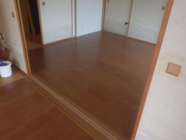 畳だった和室をベッドがおけるようにフローリングにしました