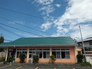 暑さも軽減できる遮熱塗料を店舗の屋根に塗りました。鮮やかなグリーンの屋根が目をひきます！