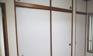 汚れや破れがあった襖を綺麗に張替えたことで室内が明るくなりました