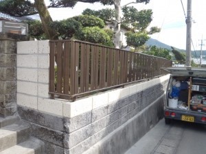 古くなっていたブロック塀を撤去し、新しくアルミのフェンスを取り付けました