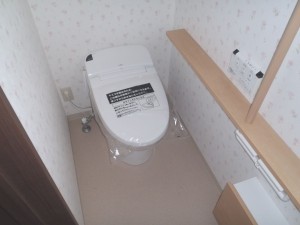 トイレ内を丸ごと綺麗に。節水型のトイレで光熱費の節約にも。