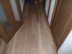 水まわりはクッションフロアへ、内装はフローリングに貼りまえました。