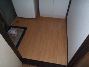 水まわりはクッションフロアへ、内装はフローリングに貼りまえました。