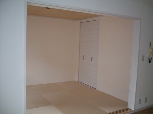 琉球畳、デザインクロスを貼り、和モダンな雰囲気の和室に。