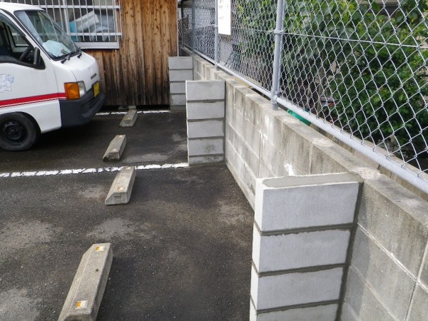 安全のため劣化したブロック塀を補強しました。