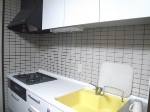 シンクのイエローとホワイトを基調にしたお洒落な雰囲気のキッチンに。