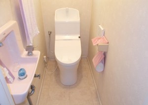 シャープな印象のトイレに。手洗いも楽に行えます！