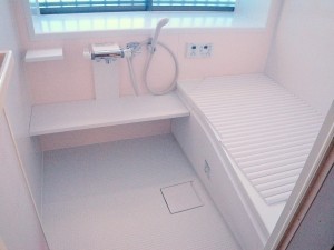 戸建てならではの大きな窓とピンクの暖かみのあるお風呂場になりました。