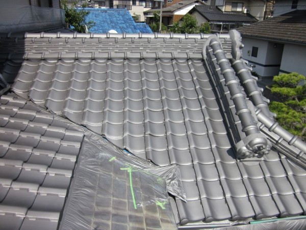 粘土瓦の屋根を直し、見た目も綺麗になりました。