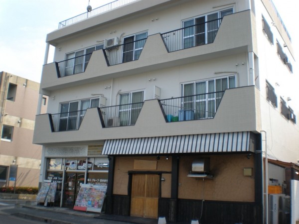 ビルの外壁塗装及び屋上の防水工事を行いました。