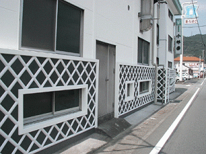 白を基調に、ビルの下の模様でビル全体を蔵のイメージにしました。