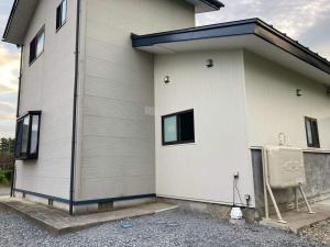 間取り変更に伴う外壁部分は重ね張りし、窓も撤去してスッキリ綺麗になりました