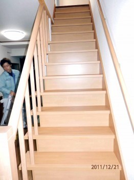 明るく安全性の高い階段に仕上がりました