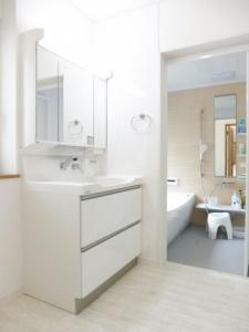 爽やかな洗面脱衣室へ！床も壁も洗面化粧台も白を基調としました！