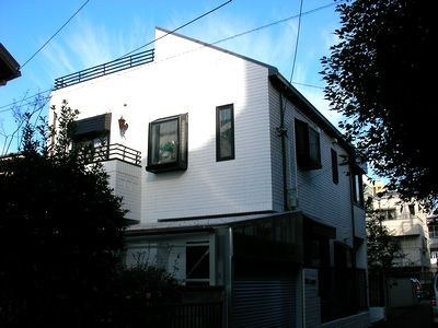 汚れにくいホワイトの塗料で輝く外観に