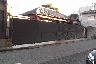 目隠しとしてフェンスを取り付けました。