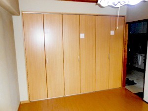 仕切り棚も設けて、収納しやすいクローゼットに
