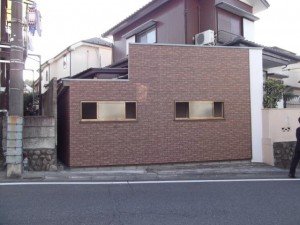 車庫部分・店舗跡を部屋として利用できるように増築しました。
