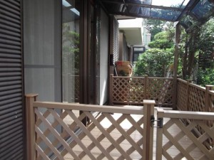 ウッドデッキも屋根も設置し、第二のリビング空間へ