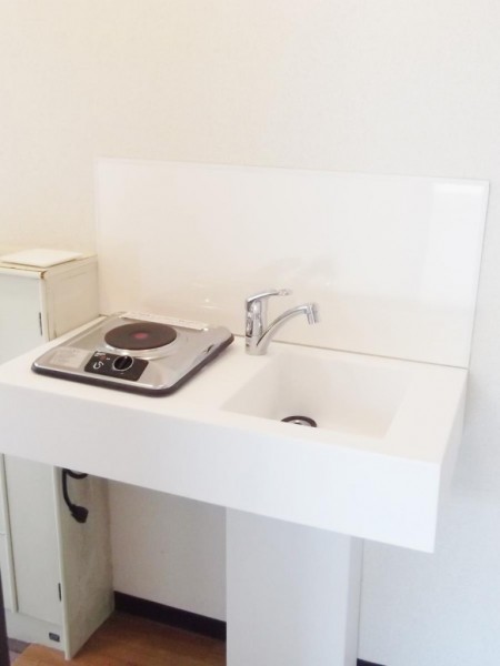 シンプルで場所を取らないミニキッチンを導入。デザイン性も高いです。