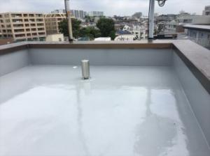 防水工事を行いピカピカの屋上になりました。当面水漏れの心配はなくなりました。