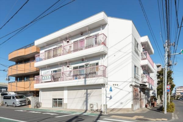 外壁塗装で赤から白に変えたことで外観が劇的に変わって喜んでいただきました。