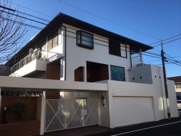 外壁塗装で新築時と同様の輝く白色の外観に戻りました。