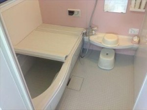 ゆったりとしたバスルームに。冬でも快適に、掃除もし易くなりました。