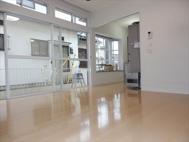 明るく綺麗なリビングルームへとなりました