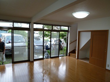 和室が洋室に。リビングと繋げ、広々としたリビングスペースが完成しました。