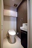 収納や手洗い器を増設。使い勝手のいいトイレに。