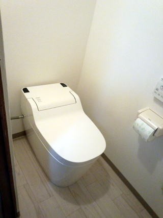 和式トイレから内装ごと洋式トイレへ。新築のような綺麗なトイレへ生まれ変わりました。