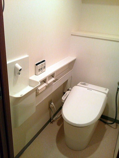 トイレ交換に伴い、トイレ内に手洗い器を増設しました。