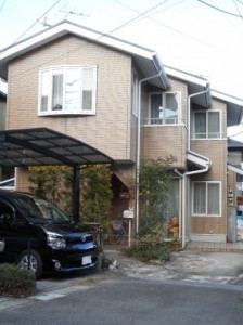 ひび割れしている目地のコーキングを打ち替え、外壁もクリア塗装で保護し耐久性の高い外壁に。