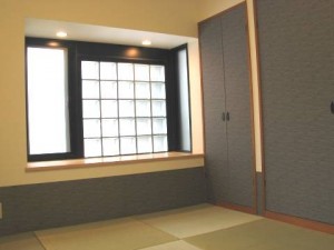 襖と珪藻土、畳のコントラストがお洒落に。モダンな和室を演出しています。