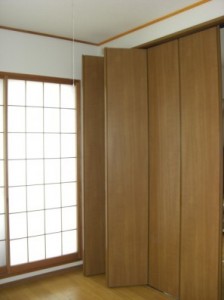 和室を洋室へ。隣のリビングとの間は間仕切り扉を設け、フレキシブルに利用できる空間にしました。