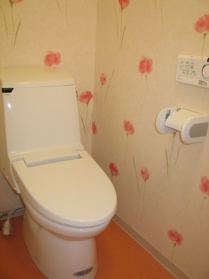 大柄のクロスを全面に貼り、癒されるトイレ空間へ
