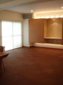 年代を感じさせるマンションの室内をリゾート風の室内にリノベーション。
