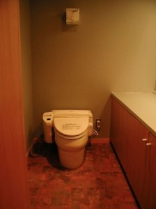日常を忘れられるリゾートマンションに。明るさは素材や照明にこだわりました。