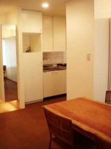 年代を感じさせるマンションの室内をリゾート風の室内にリノベーション。