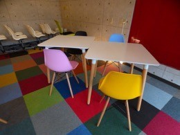 カラフルでポップな楽しい学習塾をイメージしました。