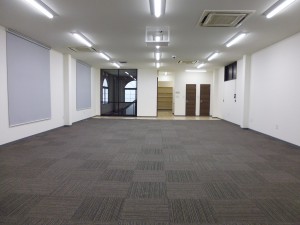 内装壁、間仕切り壁、天井は全て撤去解体し、オープンな研修スペースへと変更しました。