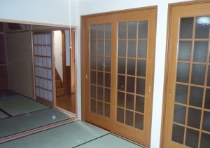 外部は和風、内部は洋風の個性的なお宅に。