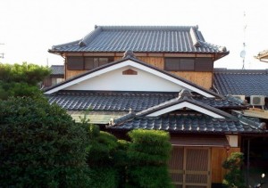 外部は和風、内部は洋風の個性的なお宅に。