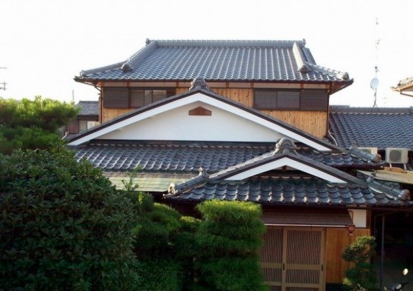 外部は和風、内部は洋風の個性的なお宅に。