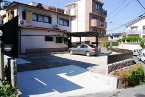 築50年以上は経つはなれを解体して、跡地に5台は止められる駐車場にしました。